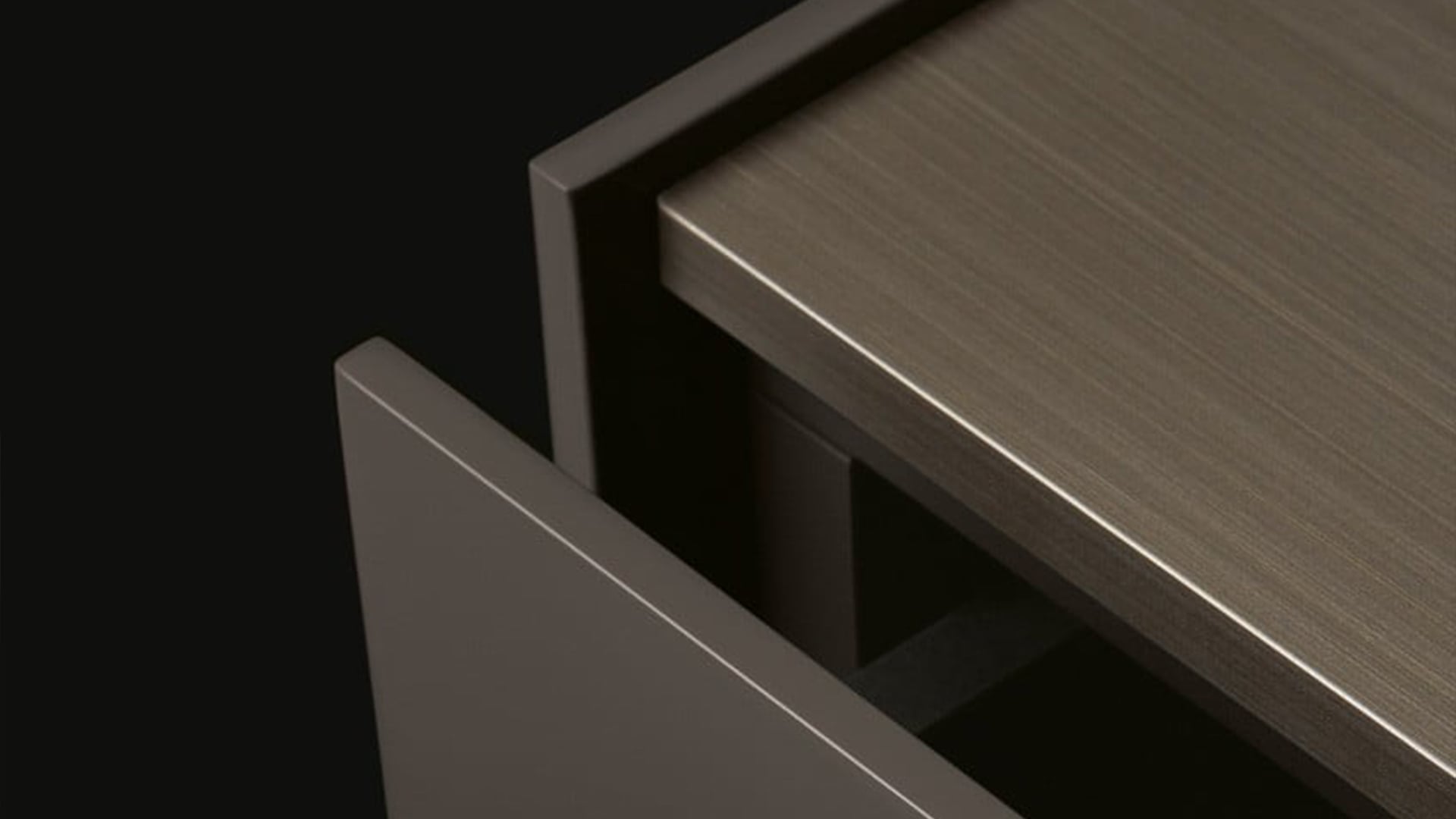 Dettaglio contenitore notte Code con top in marmo e finitura laccata