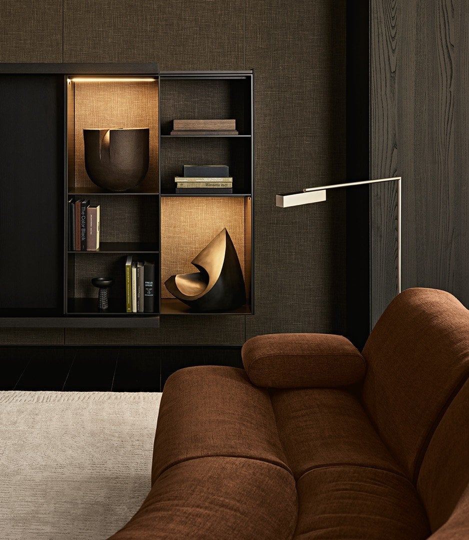 Tavolini con piani in marmo e strutture in legno o metallo