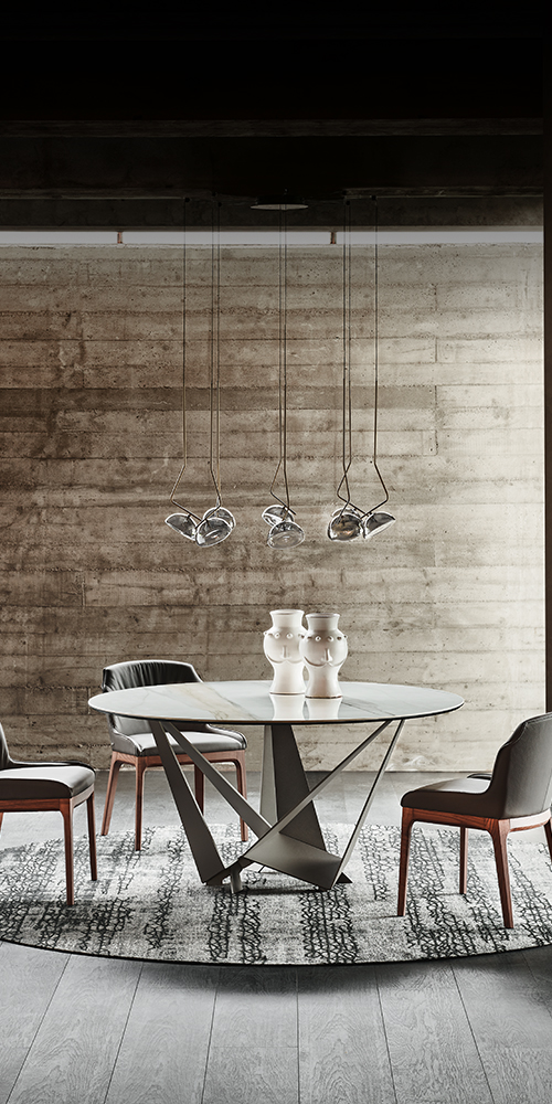 Dettaglio della base in acciaio goffrato del tavolo Skorpio Keramik Round