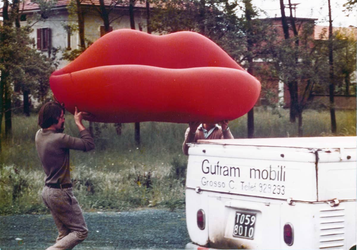 Divano Bocca Gufram rosso brillante