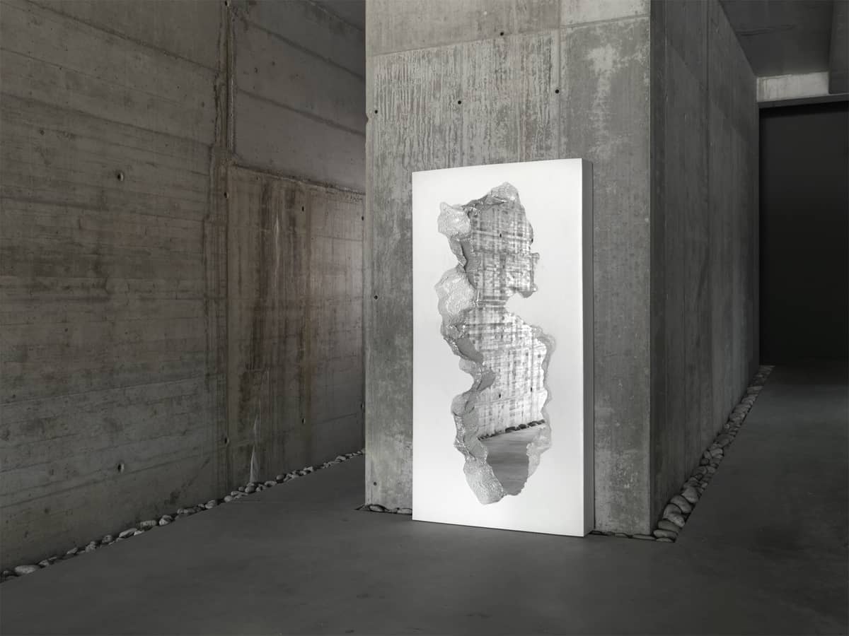 Specchio Broken Mirror in Salotto Moderno