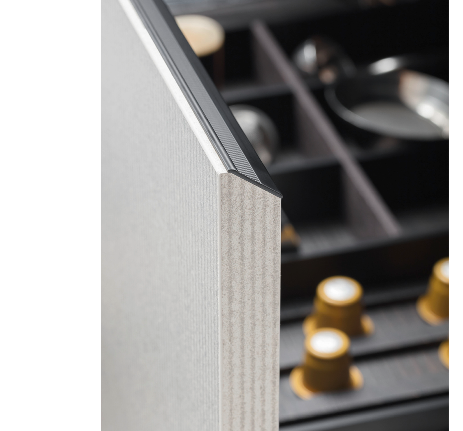 Particolare dei pensili con cerniere nascoste della cucina M2 Petra