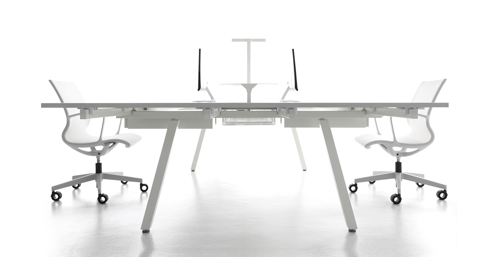 Interno ufficio con arredi operativi moderni