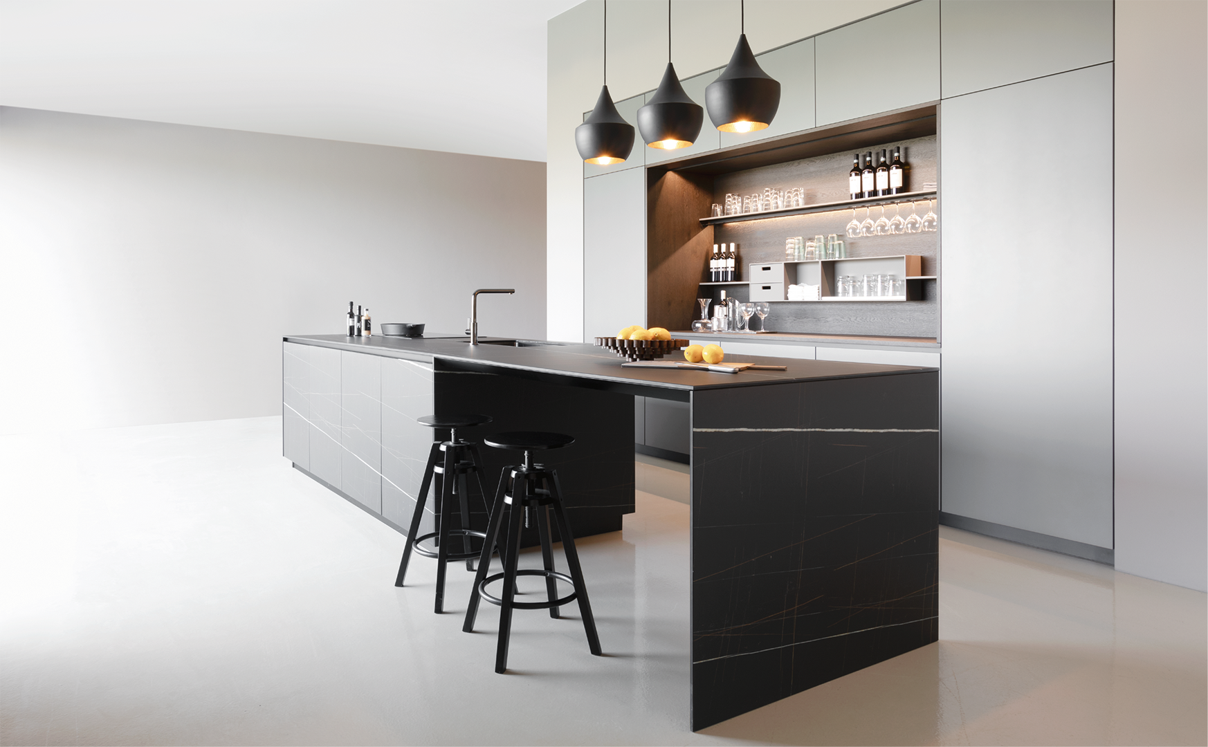 Vista laterale della cucina con decorazioni naturali