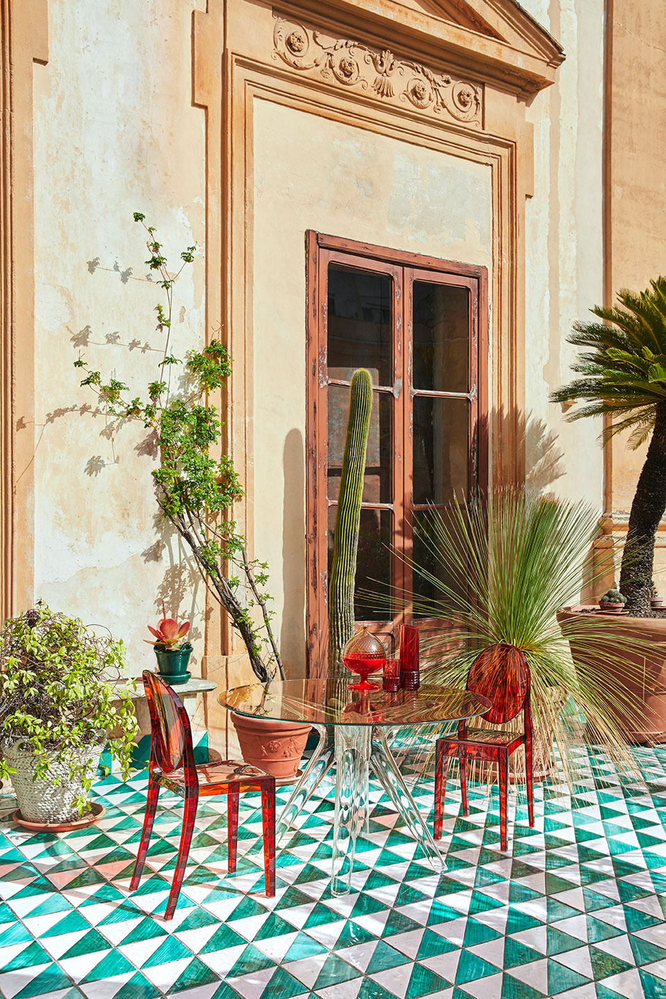 Sedia Victoria Ghost Kartell ambiente interno con tavolo