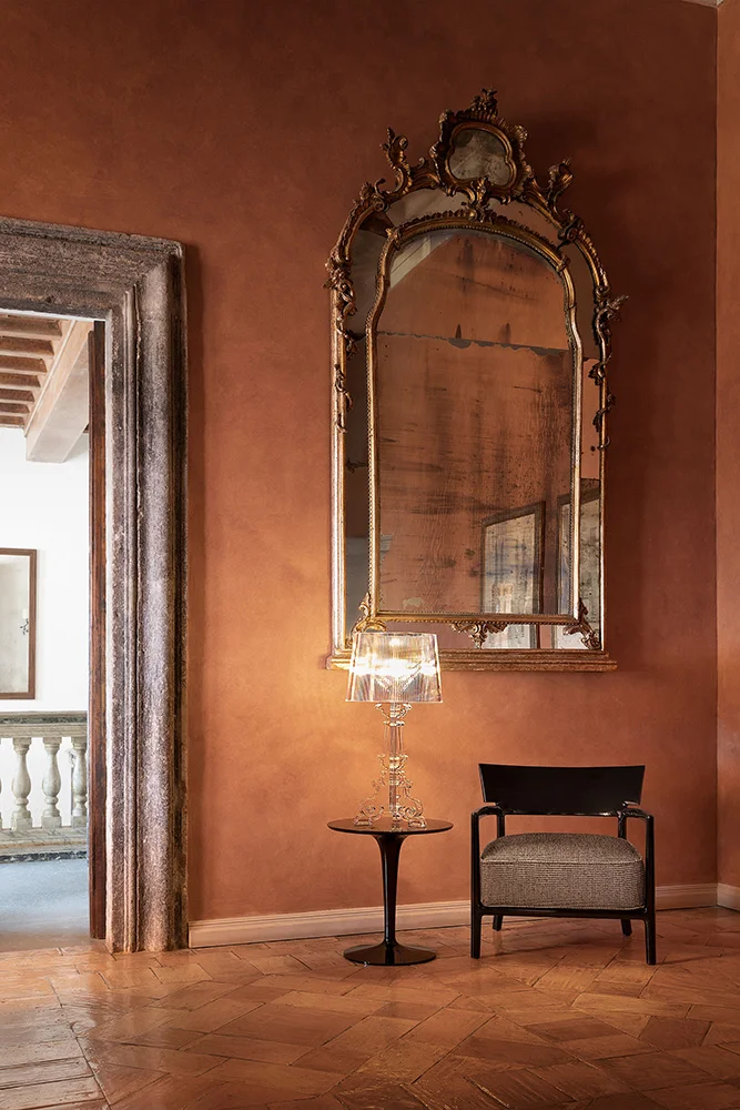 Lampada da tavolo BOURGIE ambientata in interno elegante