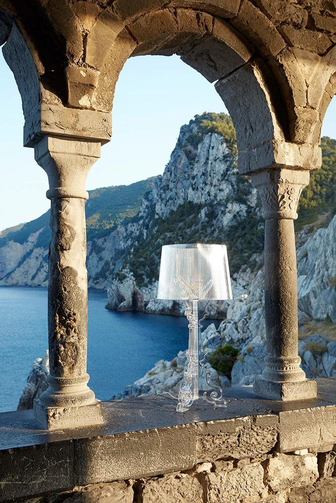 Lampada da tavolo BOURGIE con base a tre piani decorati e cappello plissé
