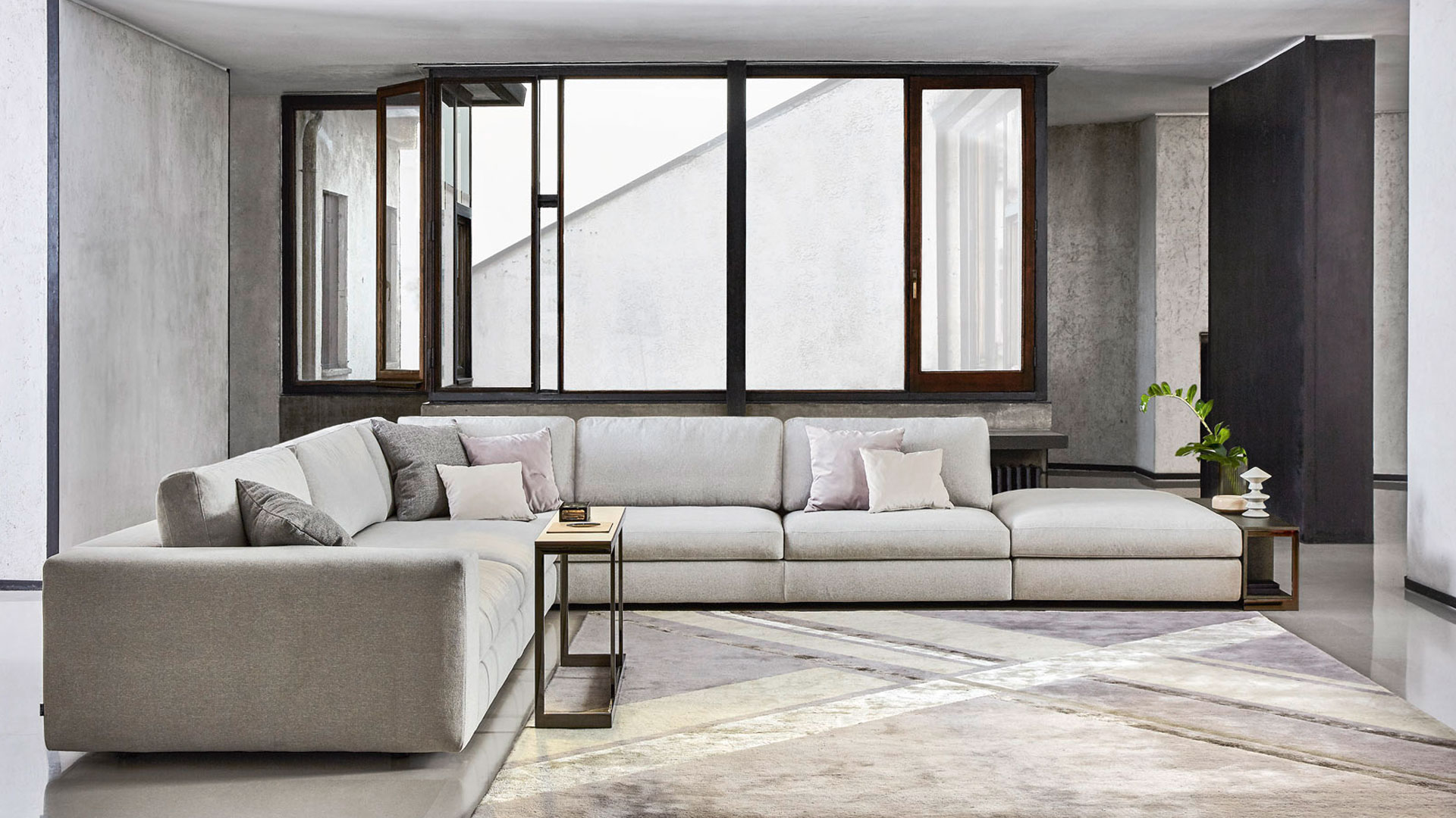 Divano Urban 2.0 vista frontale con elementi libreria e tavolino