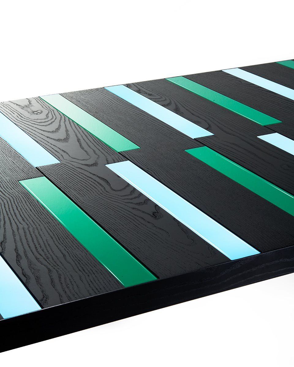 Dettaglio inserti in cristallo retro verniciato sul tavolo Riga-Riga