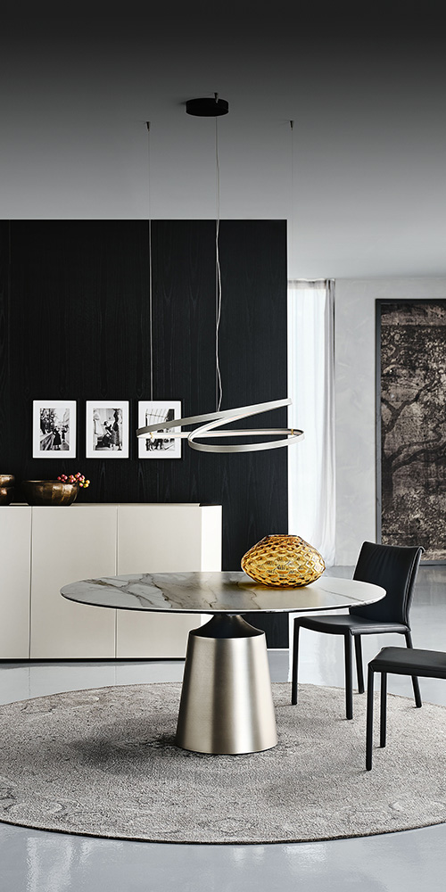 Dettaglio base in acciaio verniciato del tavolo Yoda Keramik