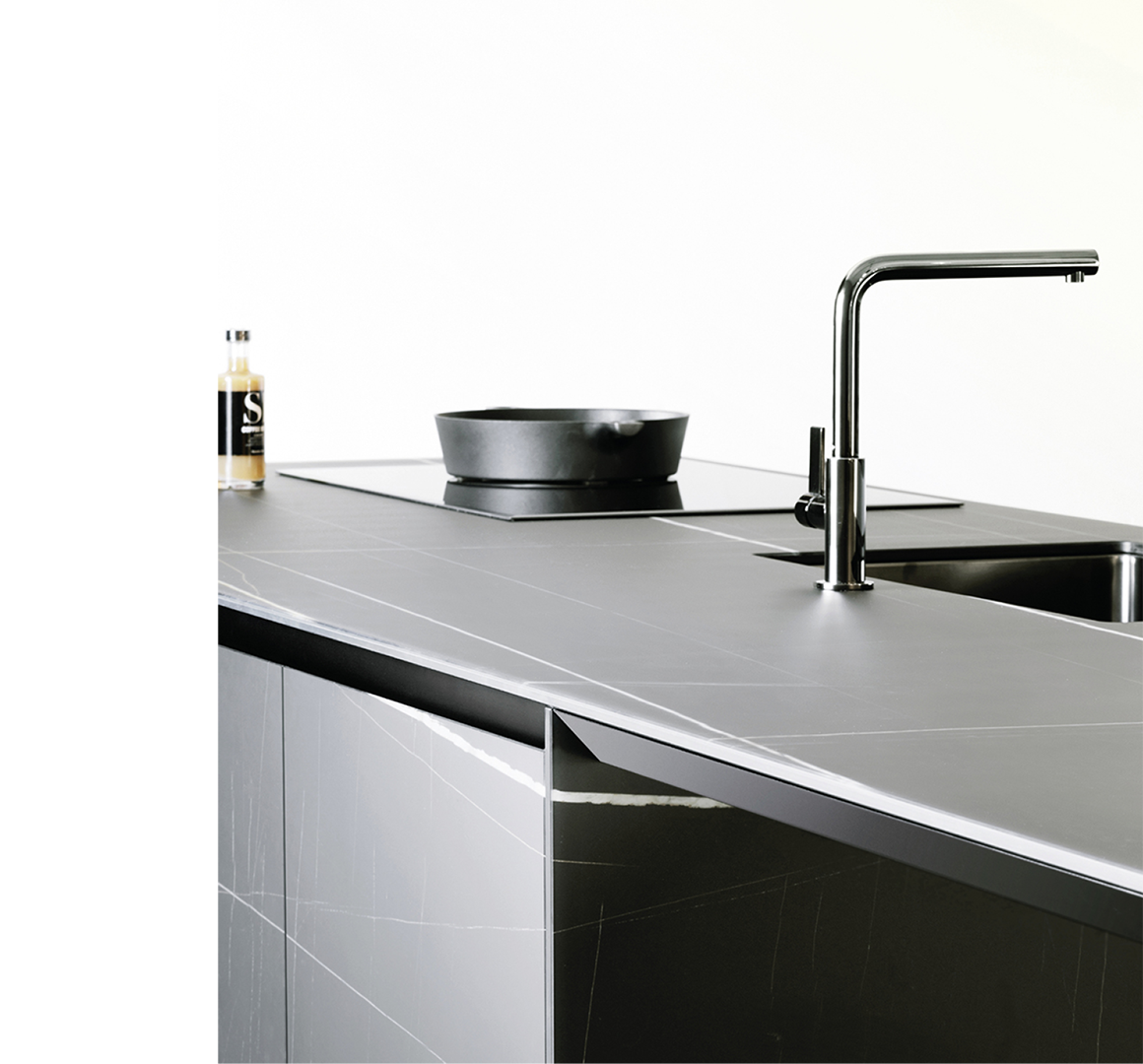 Particolare delle ante in vetro con stampa artistica