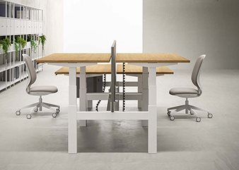 Vista laterale scrivania regolabile con struttura metallica