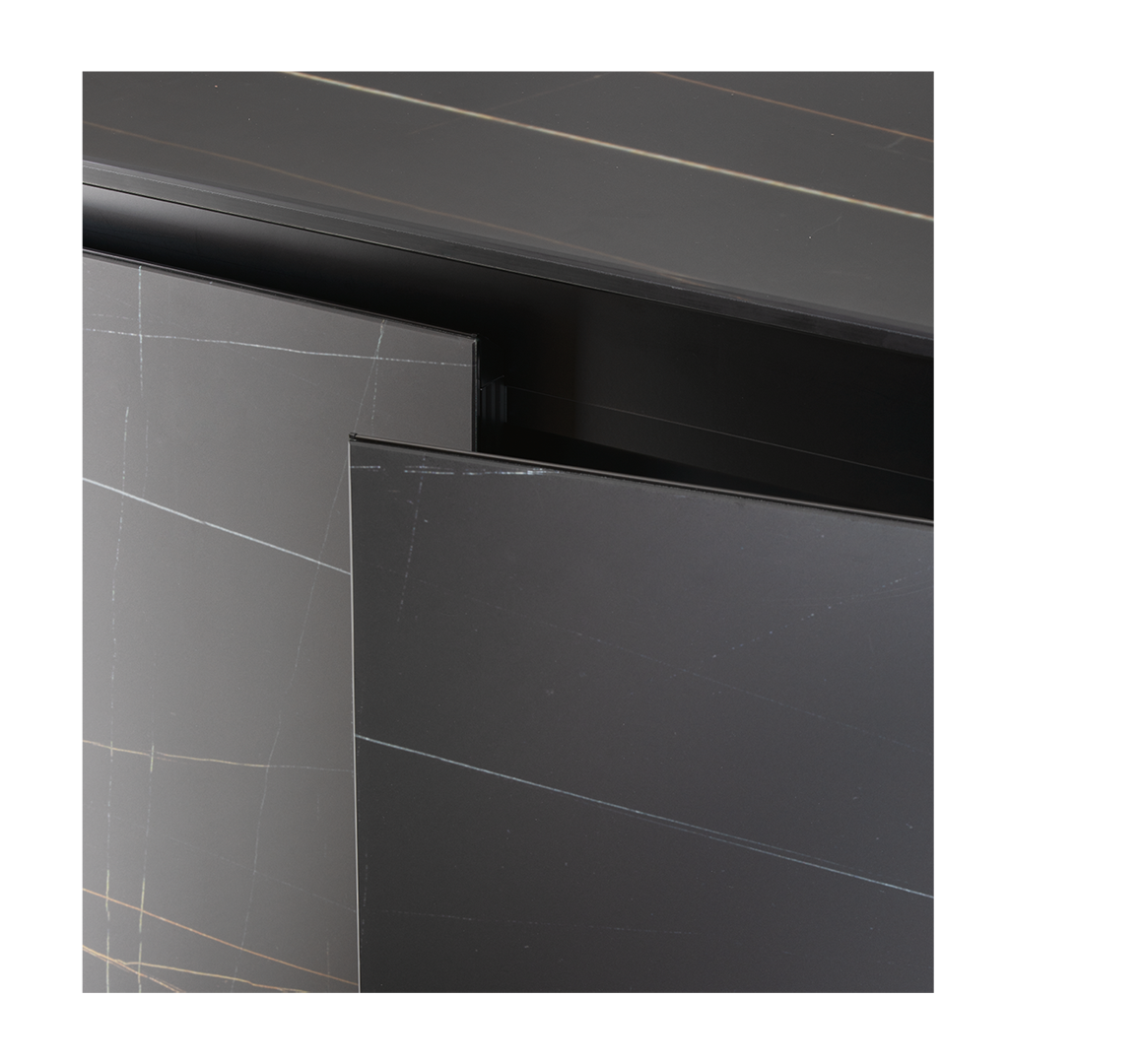 Cucina moderna con finiture in vetro e decorazioni naturali