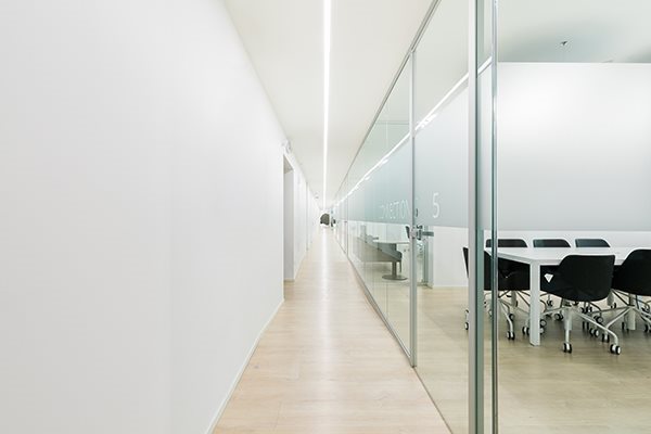 Dettaglio gambe scrivania DVO in alluminio