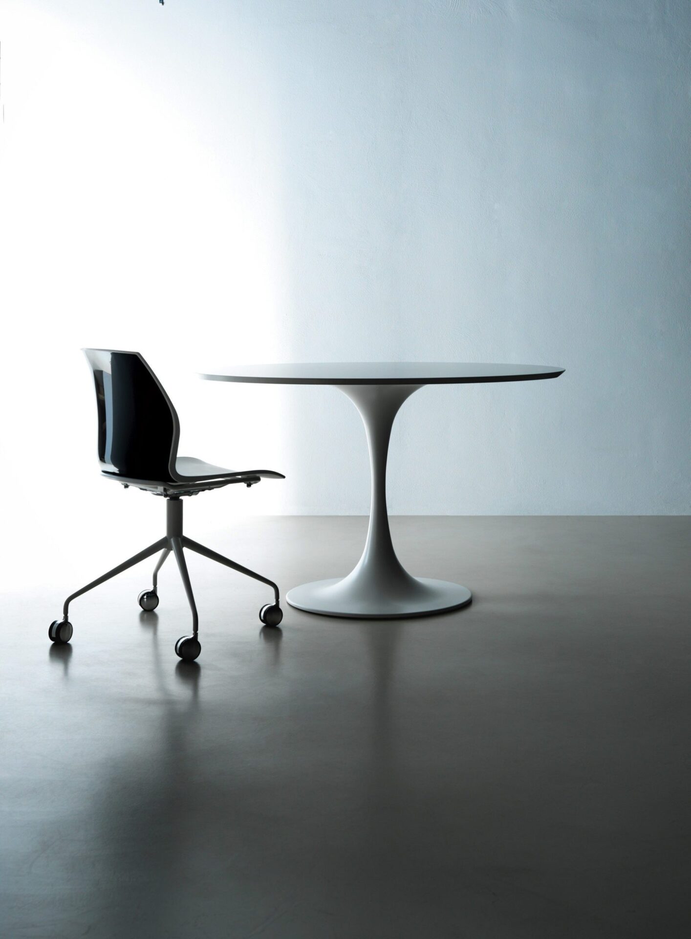 Immagine generica di ambiente ufficio con tavolo meeting