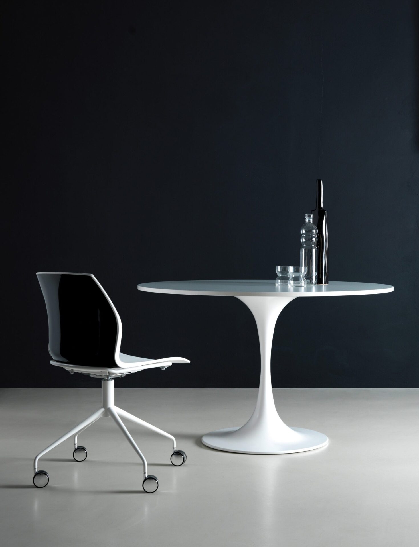 Immagine generica di tavolo meeting in ufficio moderno