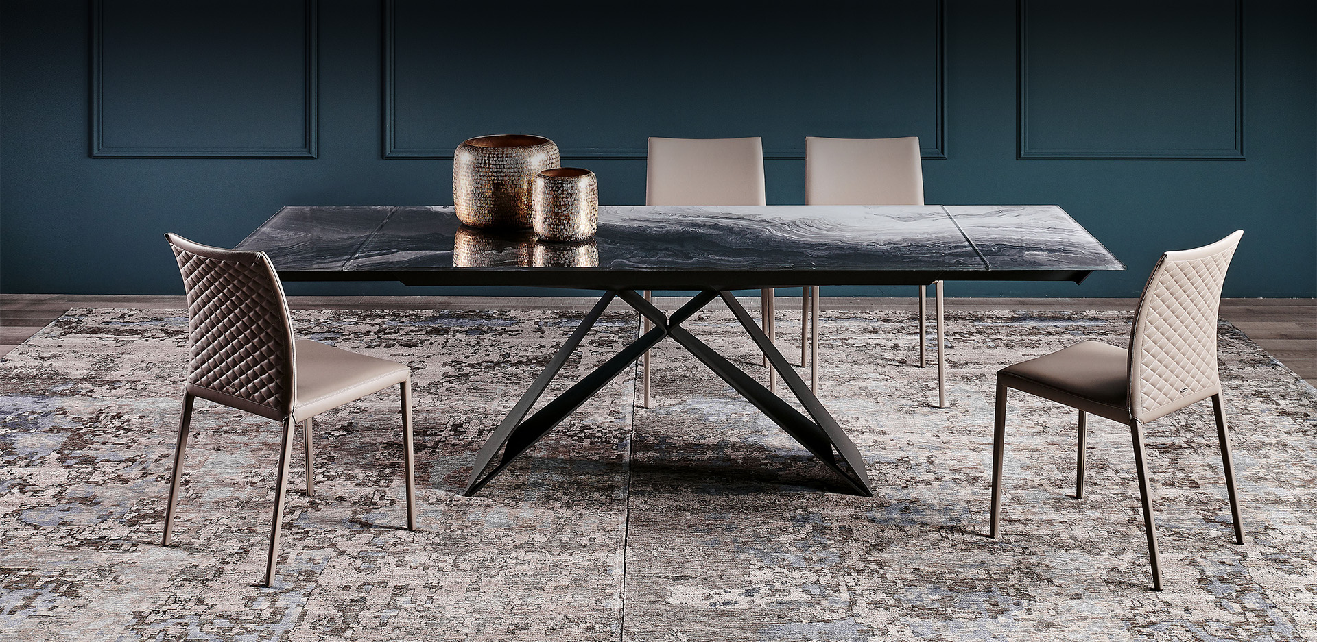 Vista laterale del tavolo allungabile Premier Crystalart Drive con stampa artistica decorativa