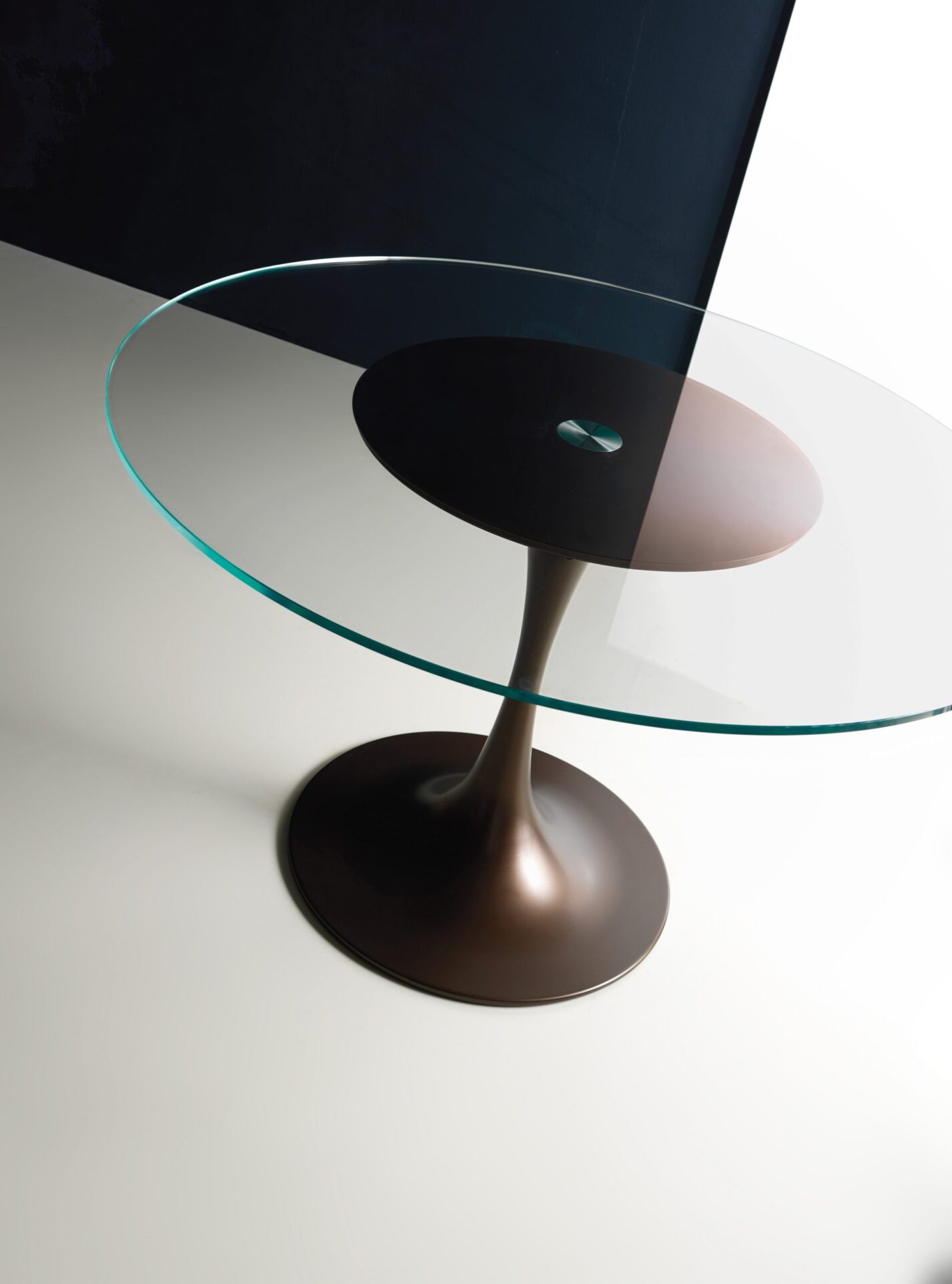 Immagine generica di sala riunioni con tavolo meeting IVM