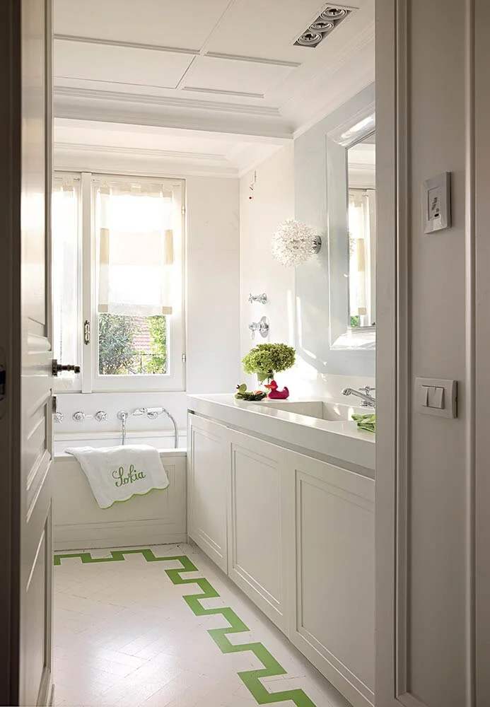 Specchio Francois Ghost con finitura bianco coprente