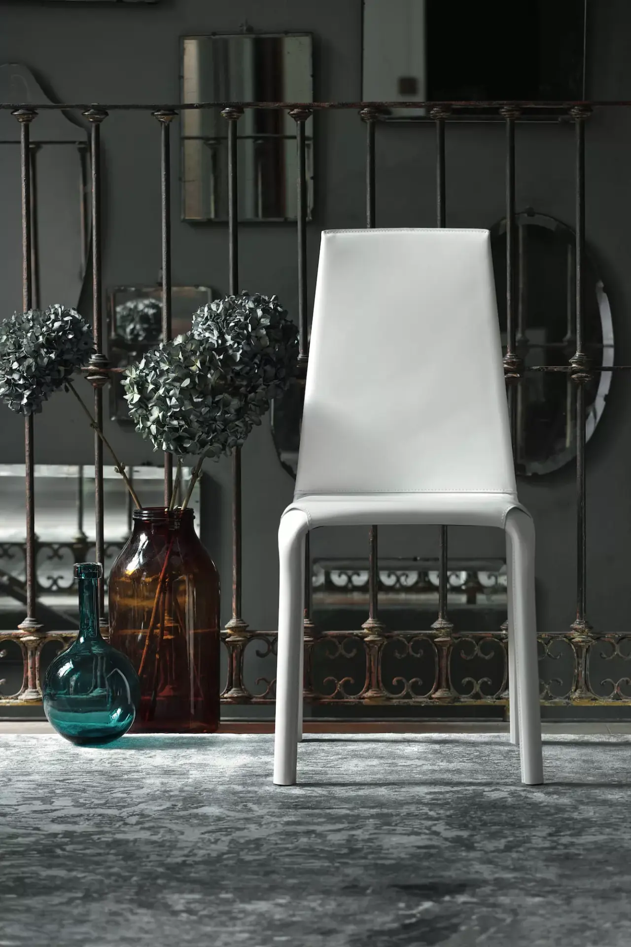 Sedia Alice Bontempi in cuoio bianco con struttura in acciaio