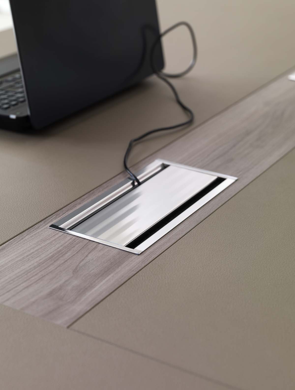 Tavolo riunione Athos con sedie in sala meeting