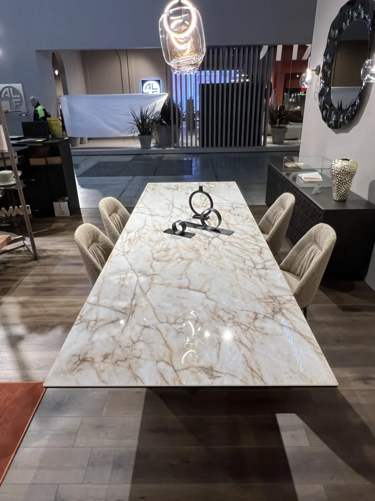 Dettaglio tavolo Axel con finitura ceramica e basamento legno