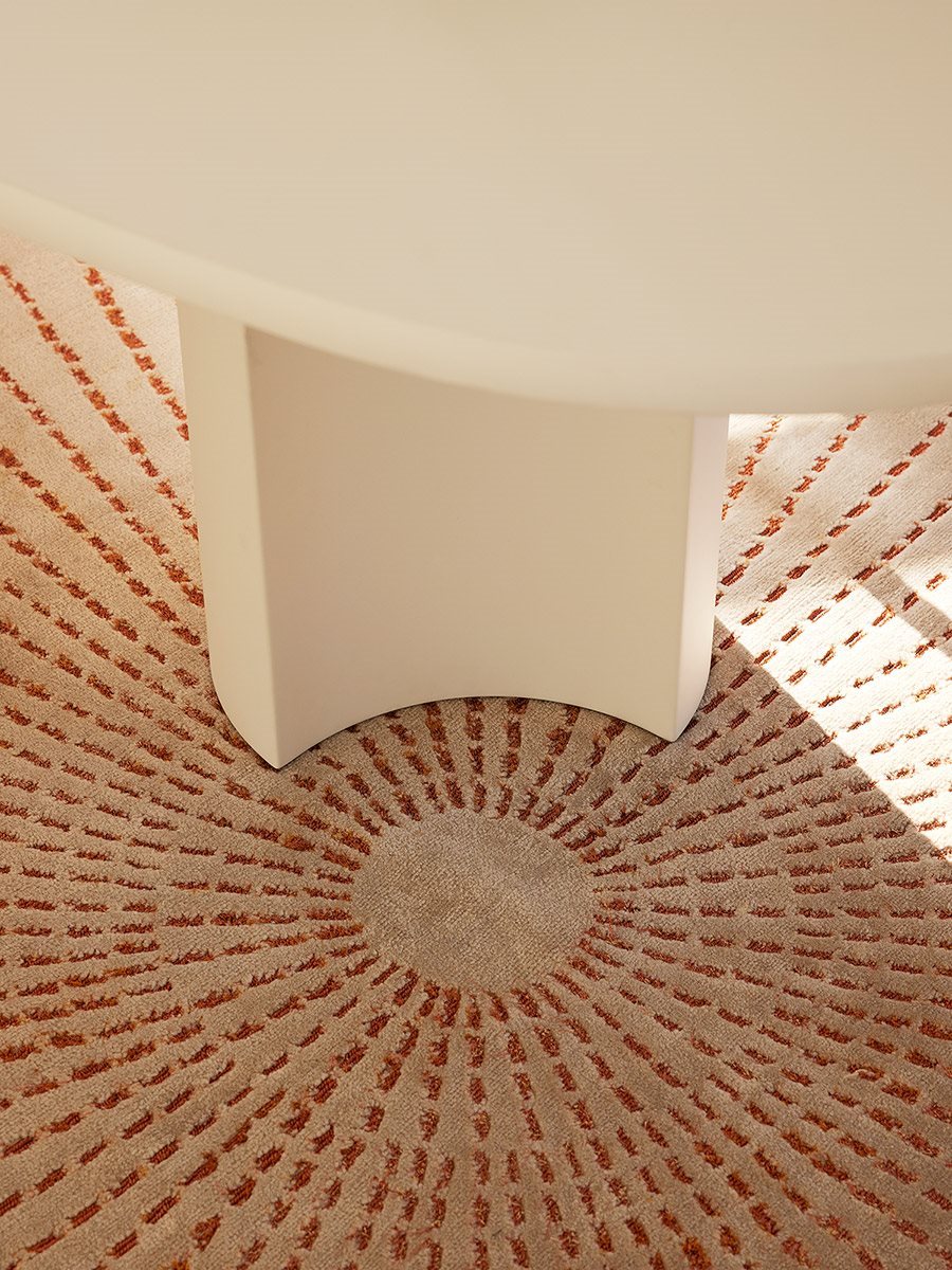 Dettaglio base tavolo Bol con gambe cilindriche asimmetriche