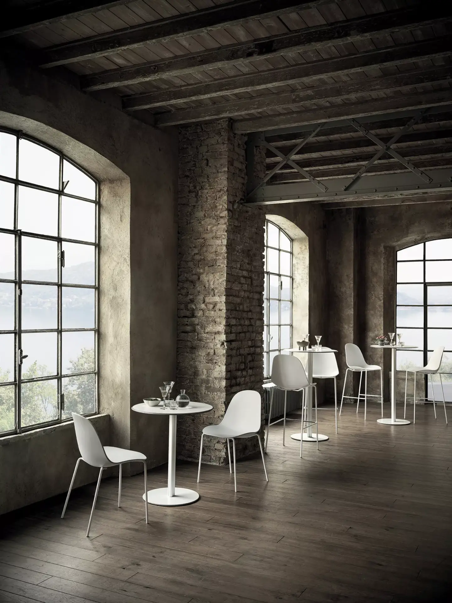 Tavolo Club Basso Bontempi con piano bianco in ambiente luminoso