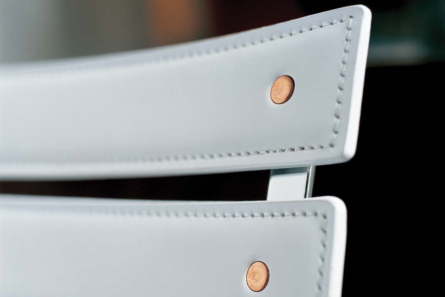 Sedia Celestina in finitura nero in ambiente moderno