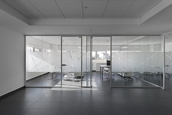 Scrivania direzionale con gamba ad anello e mobile di servizio