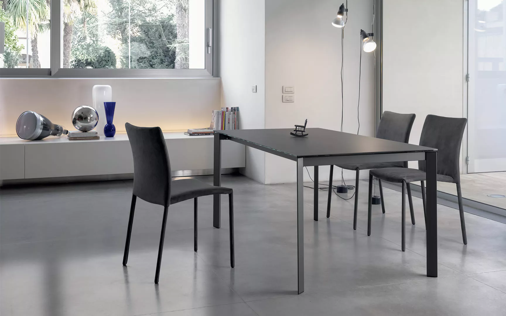 Dettaglio sedia Simba accostata a tavolo Dublino