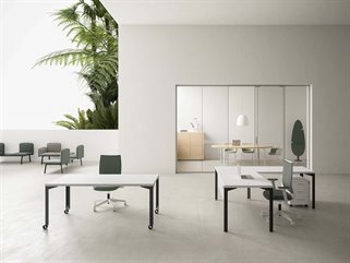 Scrivania Enna configurazione con piano di lavoro ampio