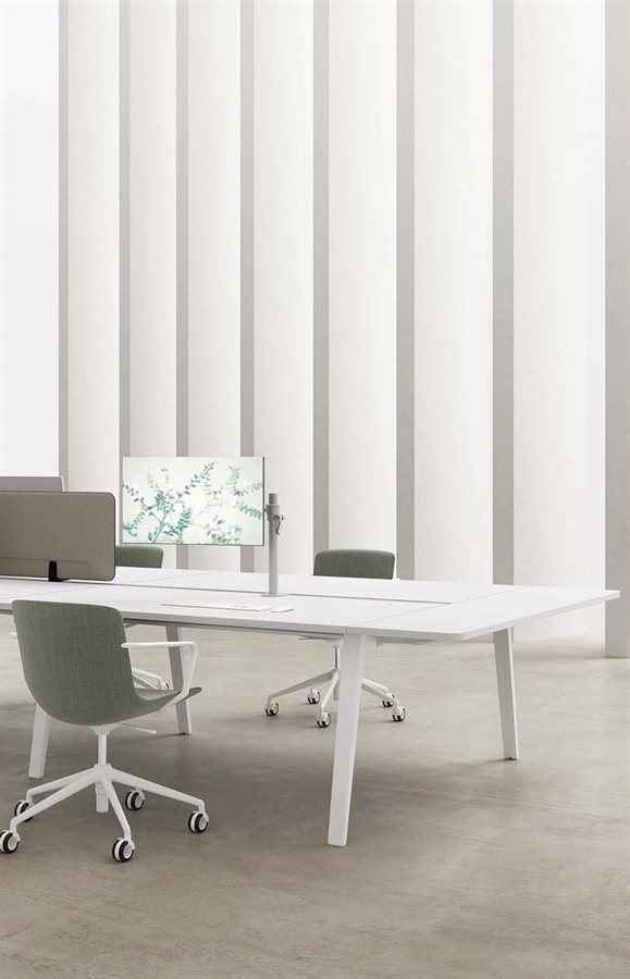 Dettaglio gambe a cavalletto della scrivania DV804 E-PLACE