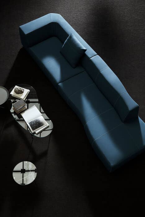 Dettaglio cuciture a contrasto del divano Bend-Sofa