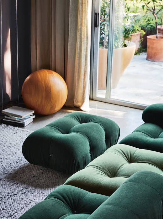 Dettaglio del capitonné del divano Camaleonda