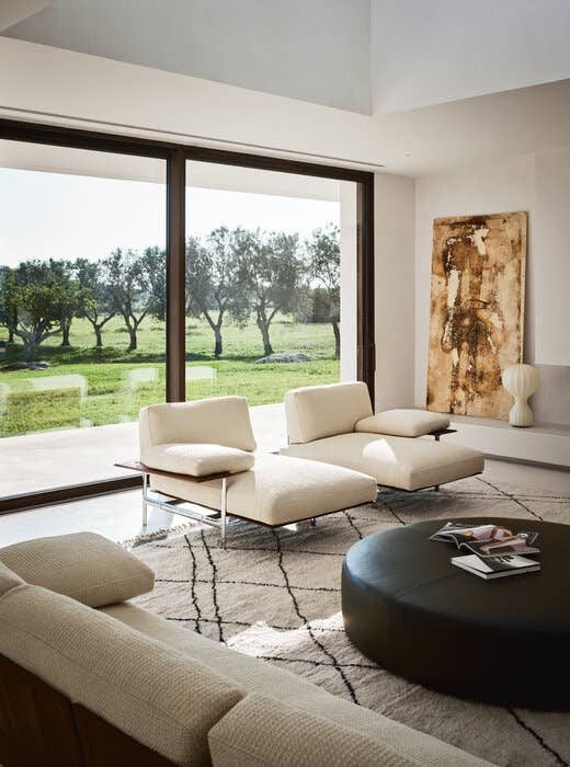 Dettaglio schienale a pettine in acciaio armonico rivestito in pelle