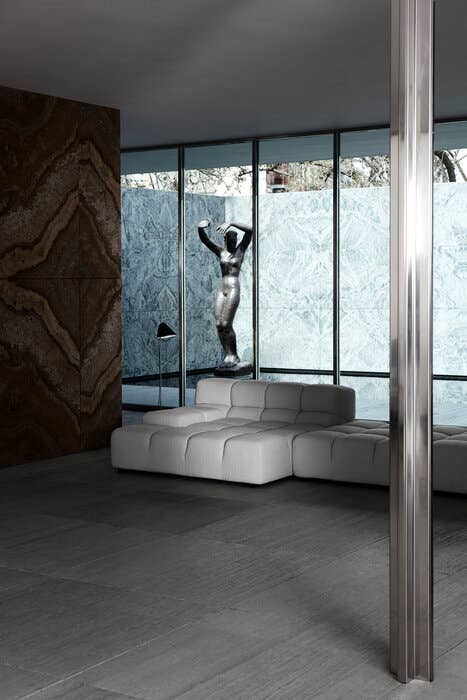 Dettaglio del divano Tufty-Time con bracciolo alto