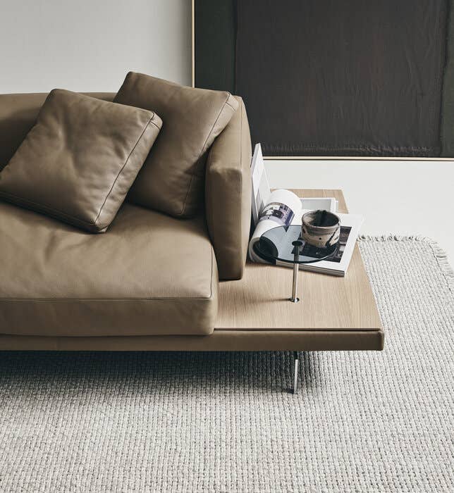 Divano Dock con pianale piattaforma materica allungata