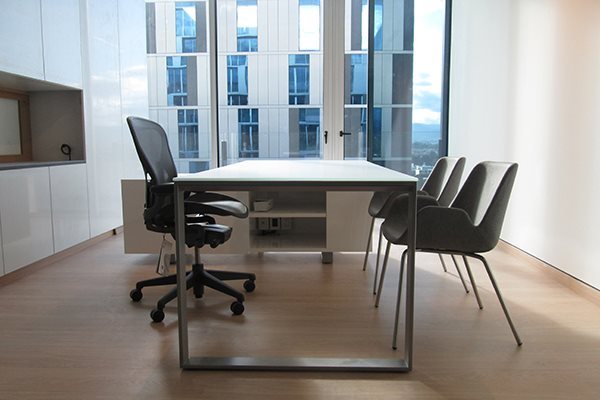 Dettaglio mobile di servizio integrato nella scrivania direzionale