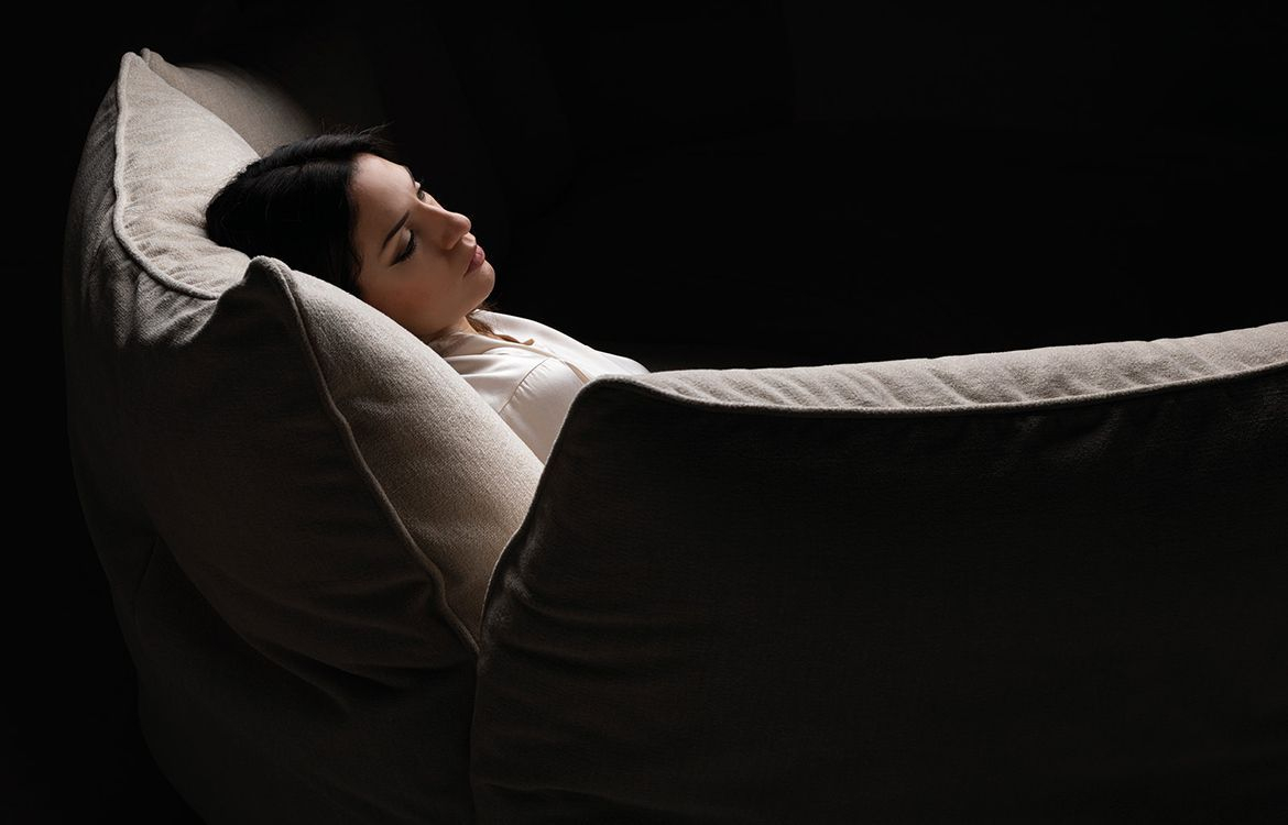 Vista laterale del divano Standalto con sospensione da terra