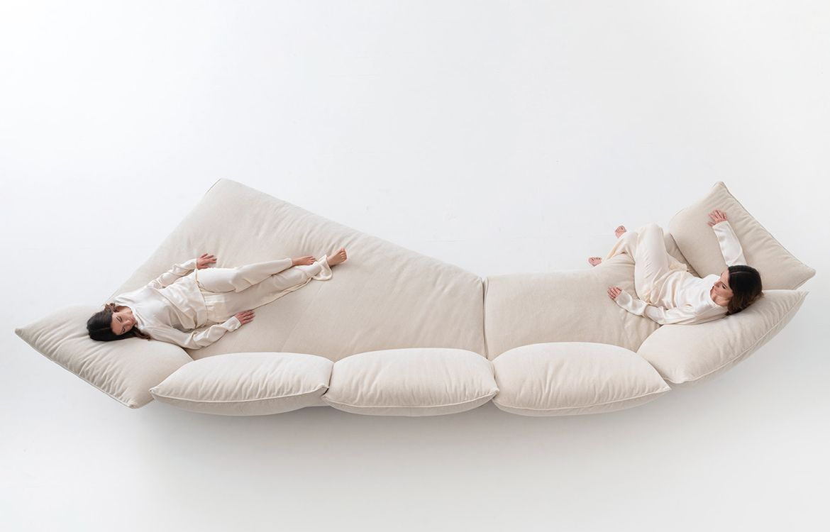 Divano Standalto Edra con cuscini modellabili in ambiente elegante