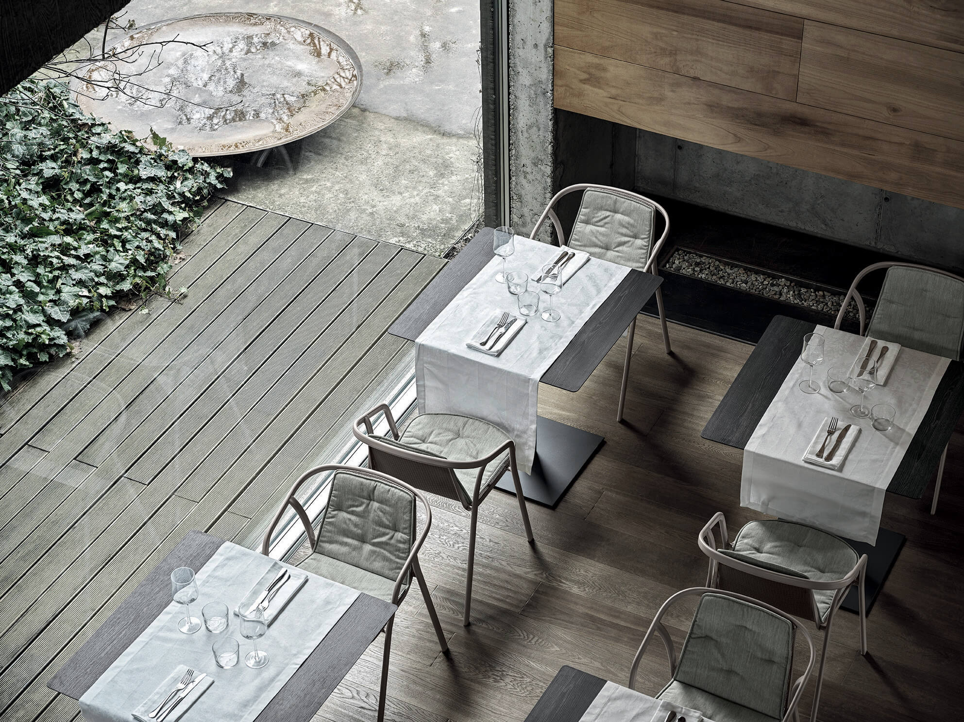 Dettaglio sedia Ines con cuscino e struttura in acciaio laccato