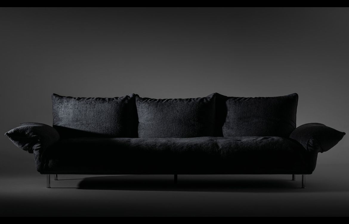 Dettaglio del divano Standalto con braccioli e schienali regolabili