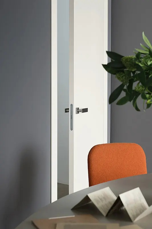 Vista laterale della porta interna LCD62 con cerniere a scomparsa