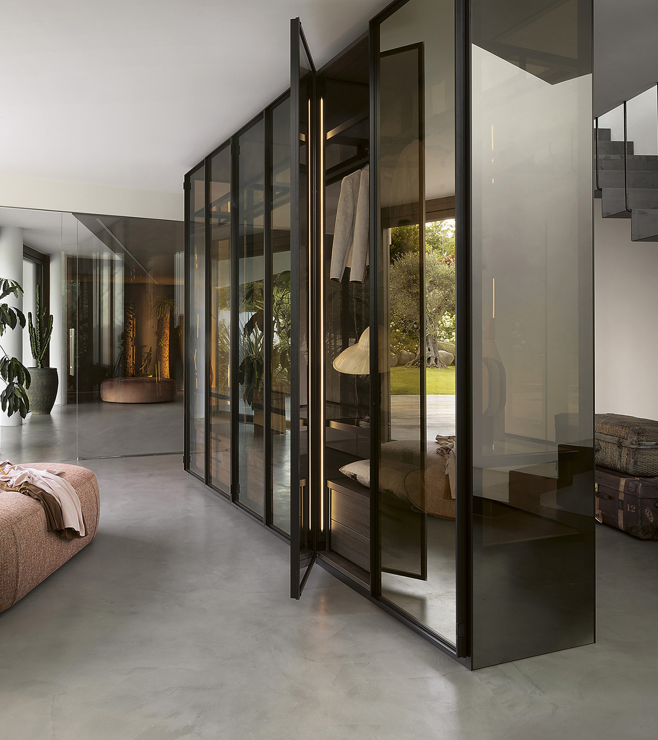 Dettaglio armadio Tian Lema con pannelli in vetro