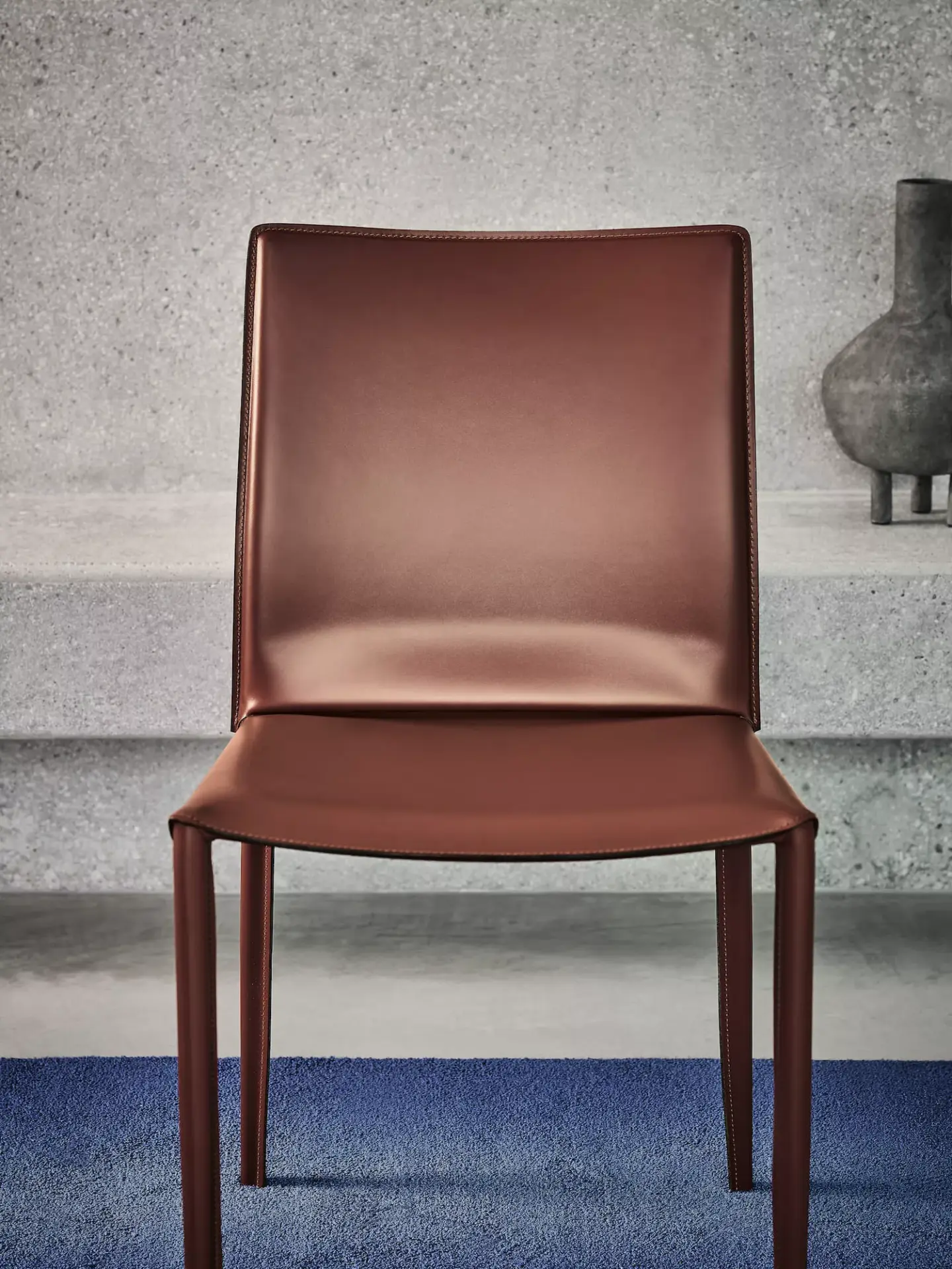 Sedia Linda Bontempi vista frontale con rivestimento colore Bordeaux