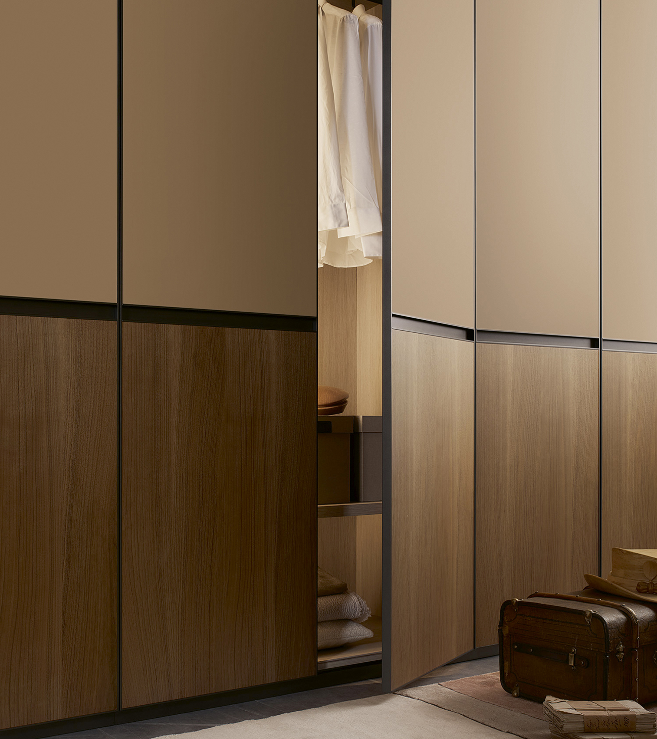 Particolare maniglia integrata in alluminio bronzo