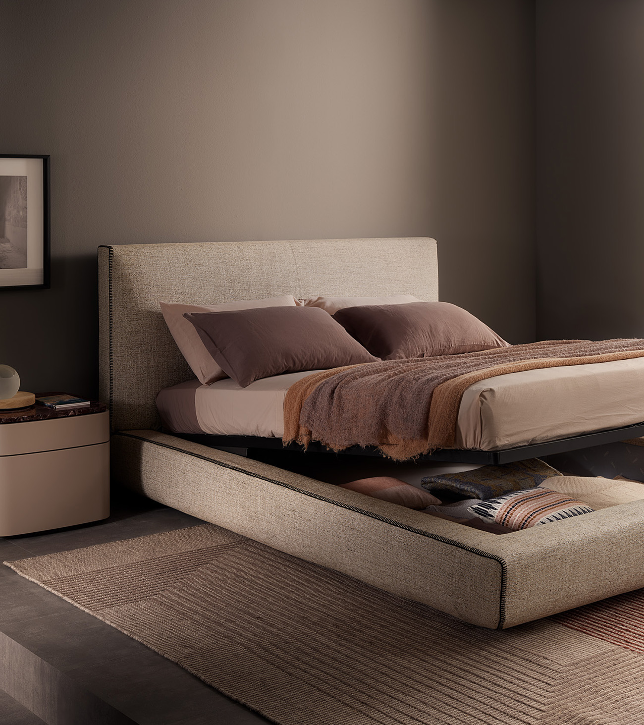 Dettaglio testiera imbottita del letto Lullaby