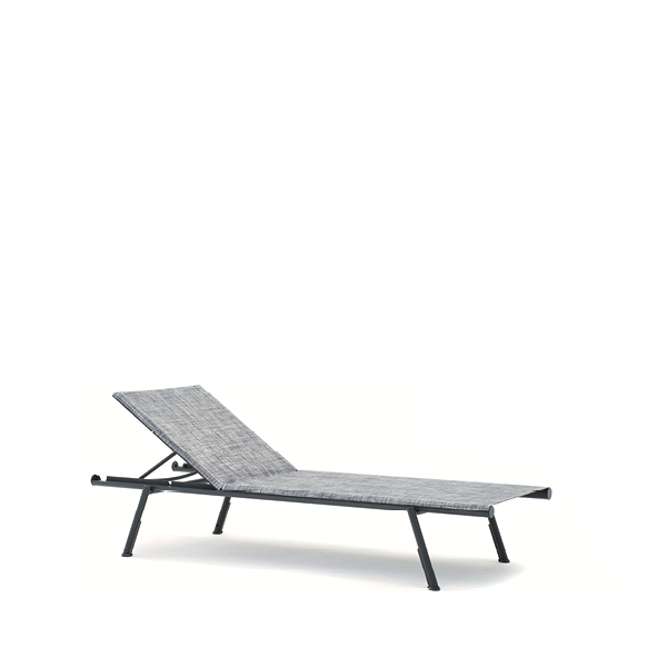 Dettaglio di lettini impilabili Bahia con struttura in alluminio e tessuto traforato