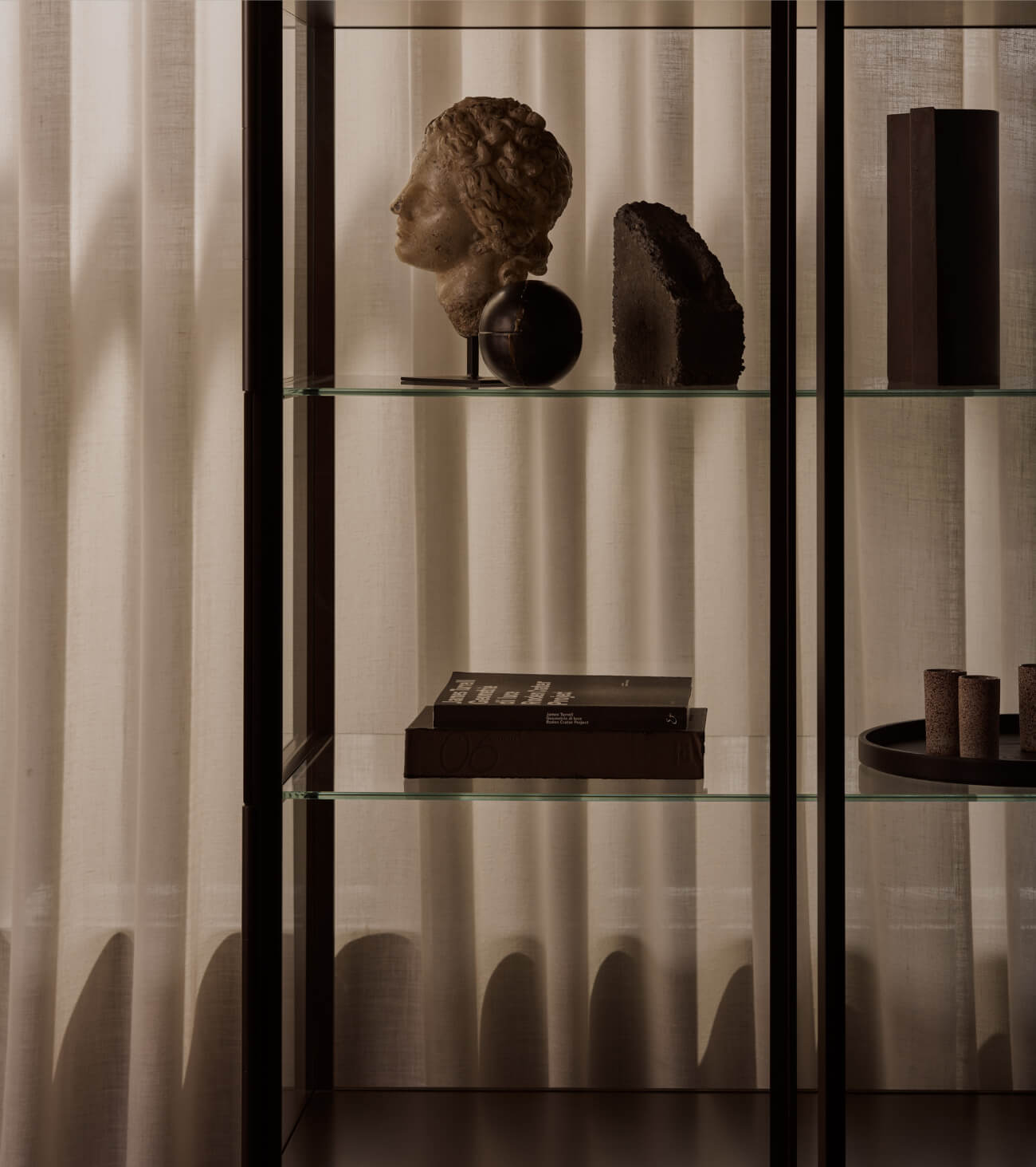 Dettaglio madia Galerist con finiture in noce canaletto